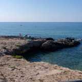 ...e il tratto di litorale chiamato �La punta�. Anche qua la stratificazione calcarea delle rocce � pi� che evidente